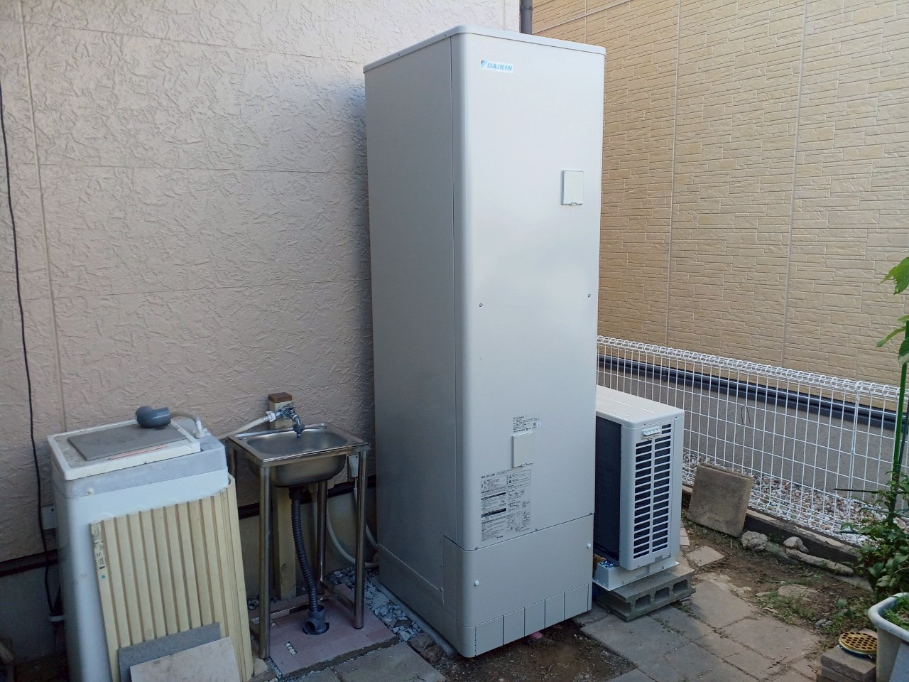 電気温水器からエコキュートへの交換はお得? 両者の違いと交換のメリットを解説!|エコキュートお役立ち情報|激安販売のでんきの扉